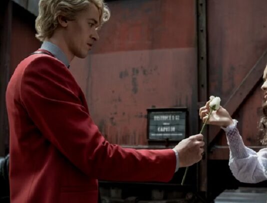 hunger games la ballade du serpent et de loiseau chanteur age