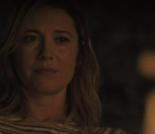 la main sur le berceau fin