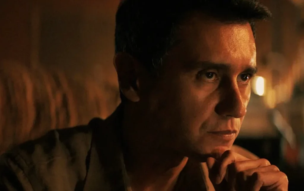 qui est manousos pluribus