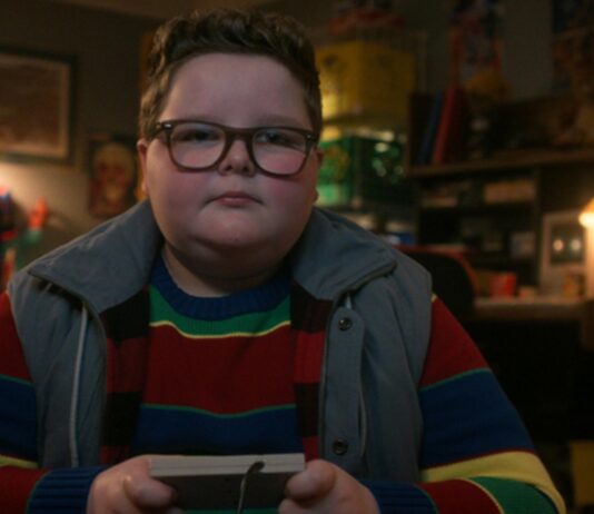 acteur derek harcele stranger things