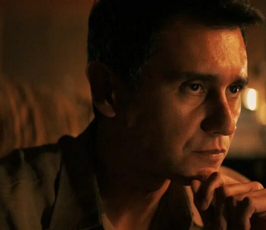 Pluribus Épisode 6 : Explication de la fin ! Radio, femme avec Manousos ? pluribus episode 6 fin