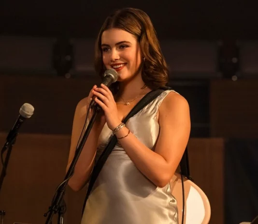 ella bright chante elle dans off campus