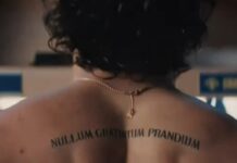 Off Campus Saison 1 : Que signifient les tatouages de Garrett ? Vrais tatouages ? off campus garrett tatouages