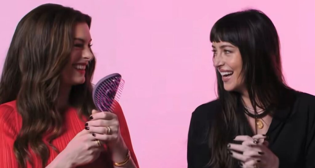 brosse a cheveux vibrante anne hathaway dakota johnson