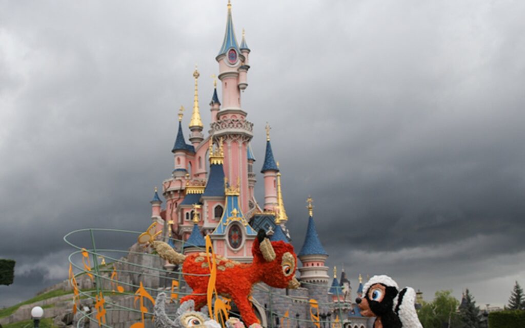 disneyland paris sous la pluie