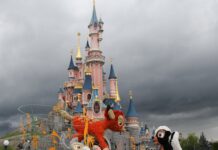 disneyland paris sous la pluie